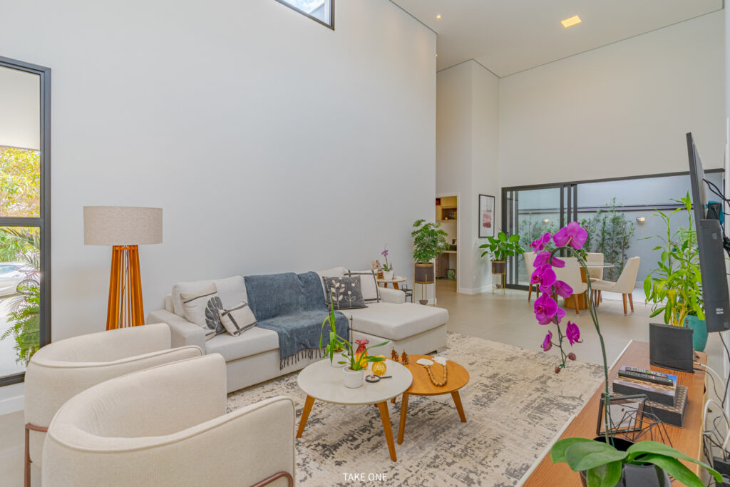 Arquitetura Moderna 
 3 Suítes (1 Master + Ar Condicionado)
Living P/ 2 Ambientes
Escritório P/ Home Office 
Cozinha + Ilha + Coifa + Cooktop + Forno Elétrico + Churrasqueira 
Lavanderia + Dispensa 
Área Gourmet + Piscina + Hidro 
Banheiro Externo + Despejo 
Placas de Aquecimento Solar Instaladas 
5 Banheiros (Lavabo)
4 Vagas 
Condomínio: R$ 593,00
IPTU: R$ 285,00 (Mensal)